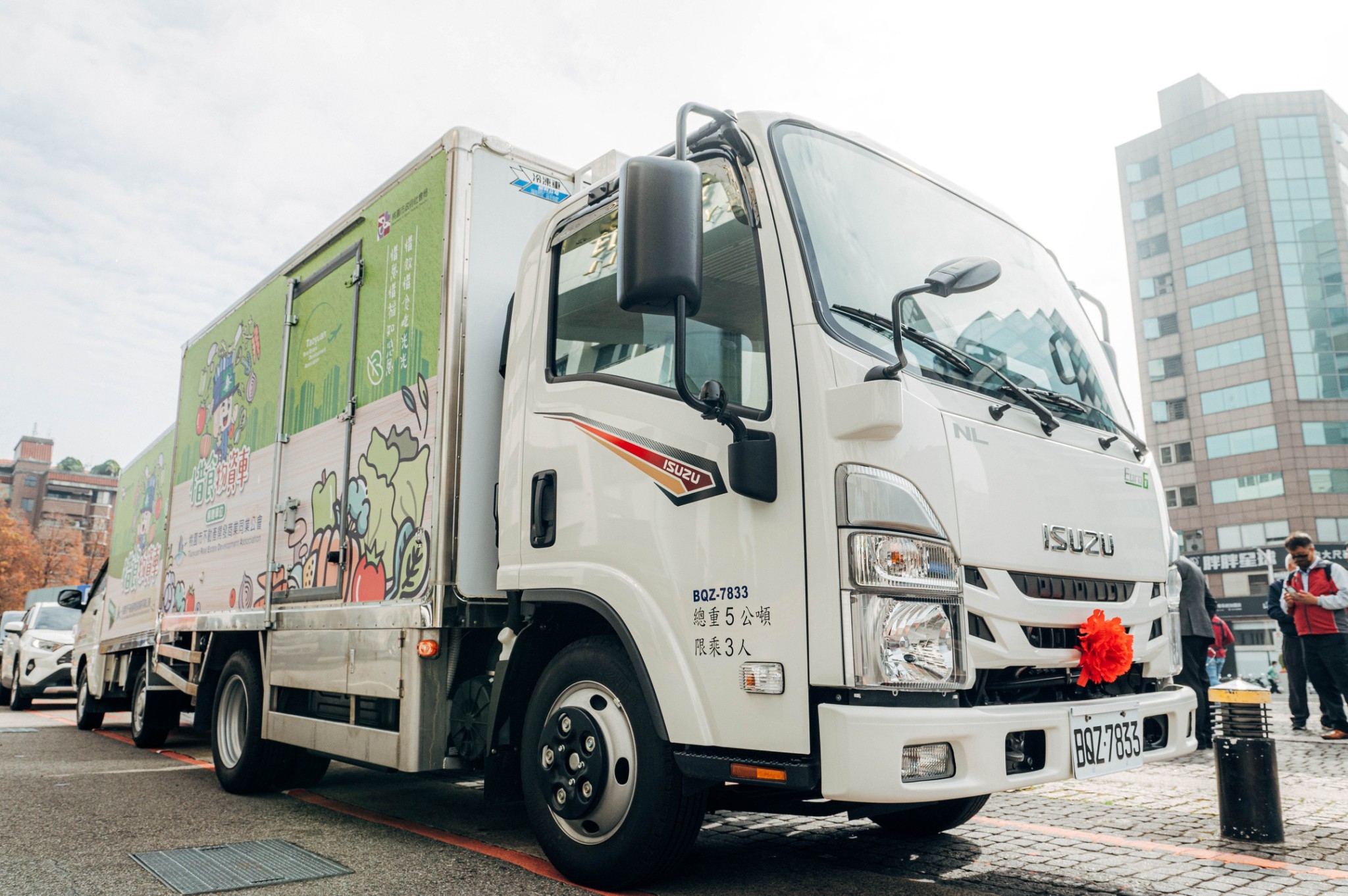 不動產開發商業同業公會捐贈2輛冷凍（藏）廂型貨車給桃園市政府社會局，供桃園市安家食物銀行運送食物。（記者馬治薇翻攝）
