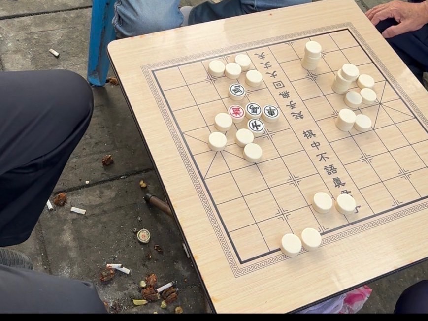 中和警抓獲土公廟前象棋賭博。(記者徐煜勝翻攝)
