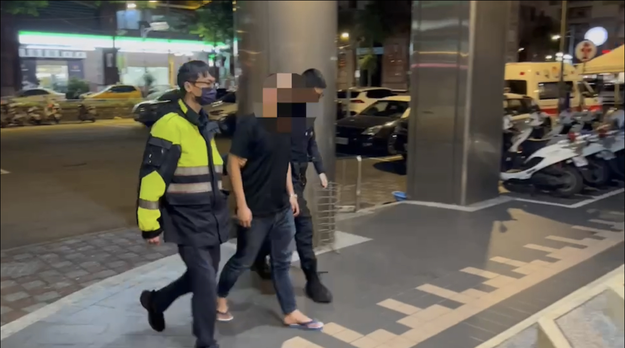海山警逮捕砸車犯嫌。(記者戴昱弘翻攝)