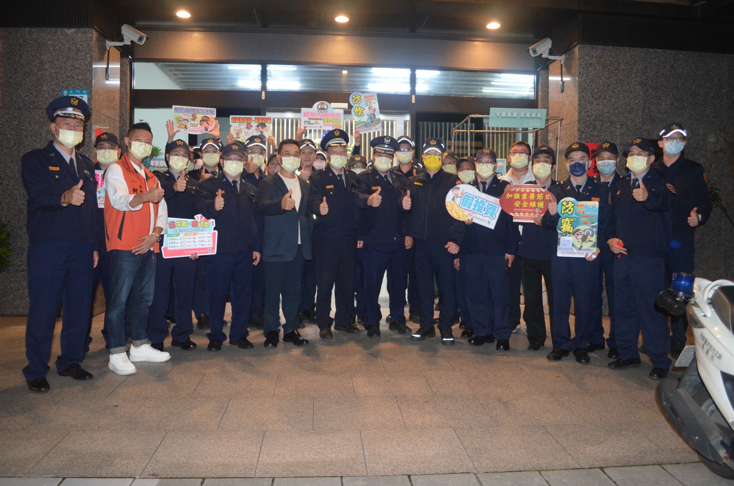 板橋警慰問警民五力。(記者戴昱弘翻攝)