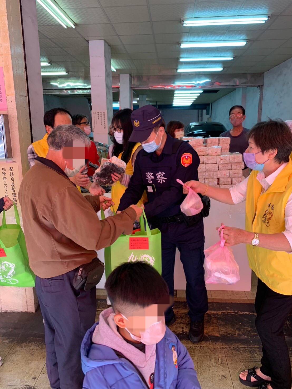 前鎮警偕同九龍玉皇四殿下寒冬送愛