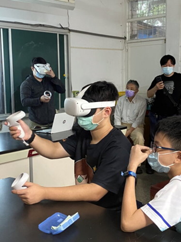 漾新聞|高師大捐贈鳳甲國中虛擬實境眼鏡裝置以促進數位學習與智慧教育