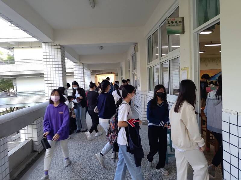 漾新聞|大學學測首日高雄三考區無重大違規 考生反應數學A偏易 自然科偏難
