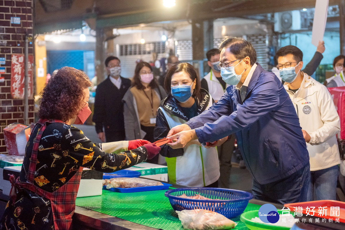 桃園市長張善政於桃園魚市場視察年前魚貨供應情形,致贈商家「兔躍新程」春聯與福袋。