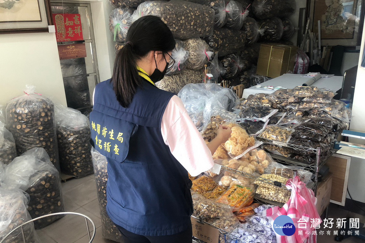 農曆春節即將到來,桃園市政府衛生局抽驗年節應景食品為民眾食安把關。