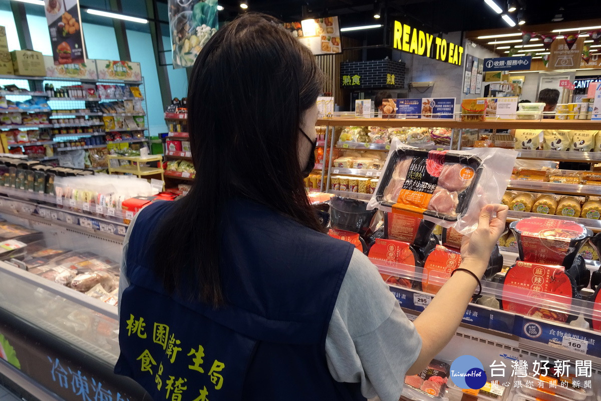 農曆春節即將到來,桃園市政府衛生局抽驗年節應景食品為民眾食安把關。