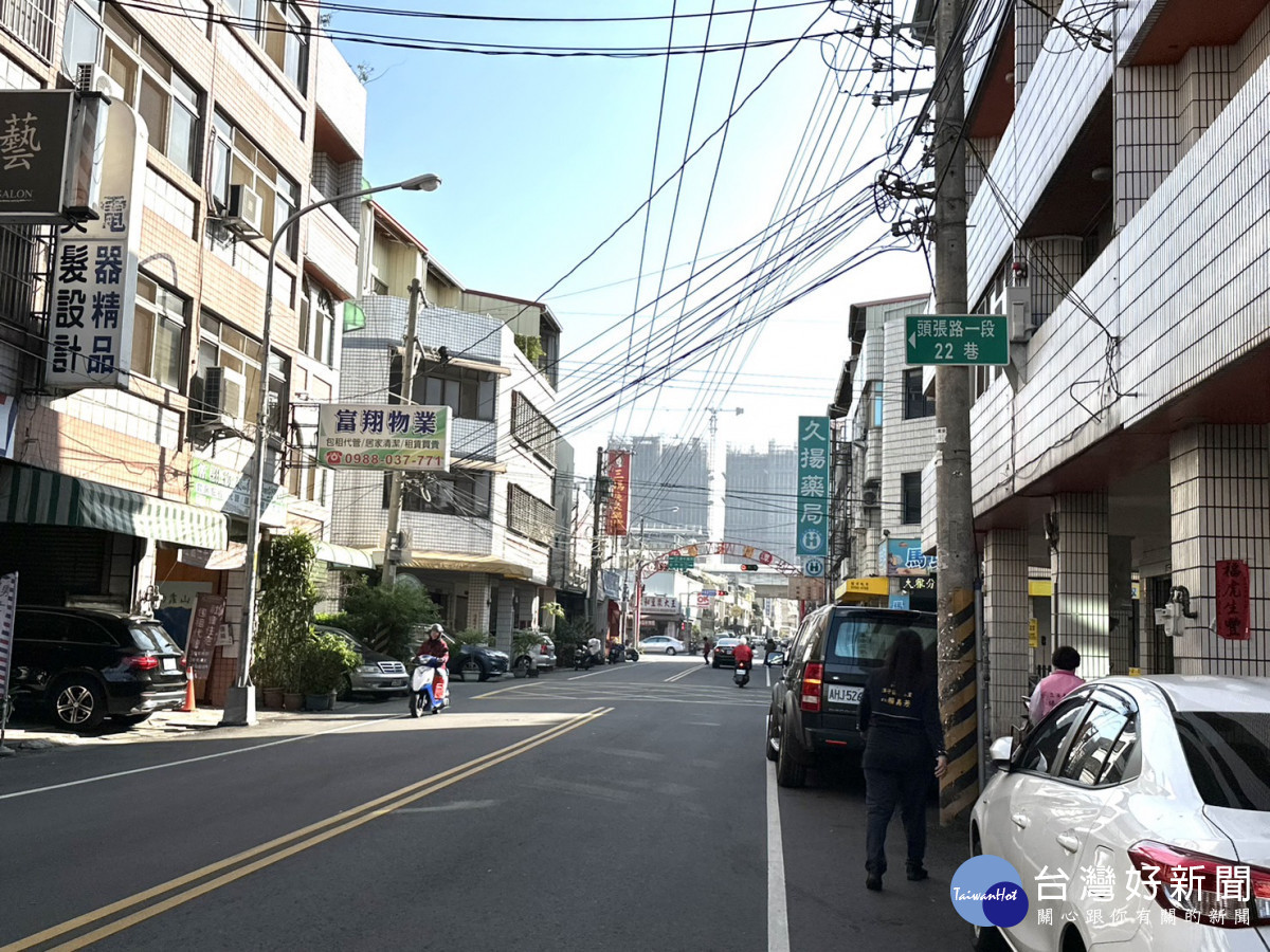 台中市頭張路天際布滿密密麻麻的電纜線,影響都市景觀與用電安全。