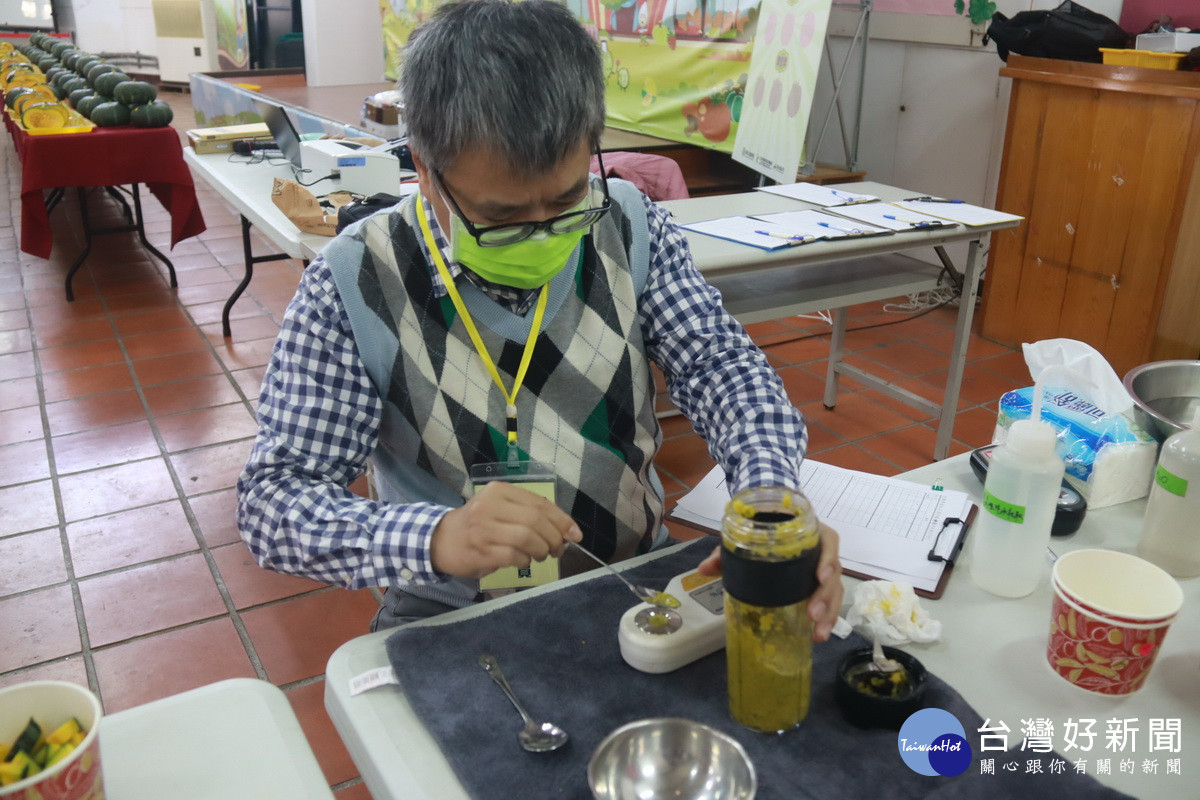 栗南瓜打汁後測糖度約在4點多到5點多。(記者扶小萍攝)<br /><br /> <br /><br />