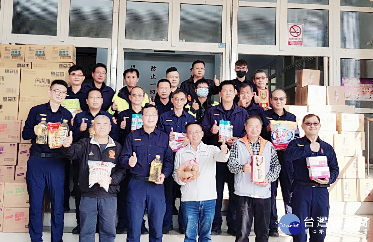 寒冬送暖送愛心活動，議員結合北港警關懷弱勢過好年/
