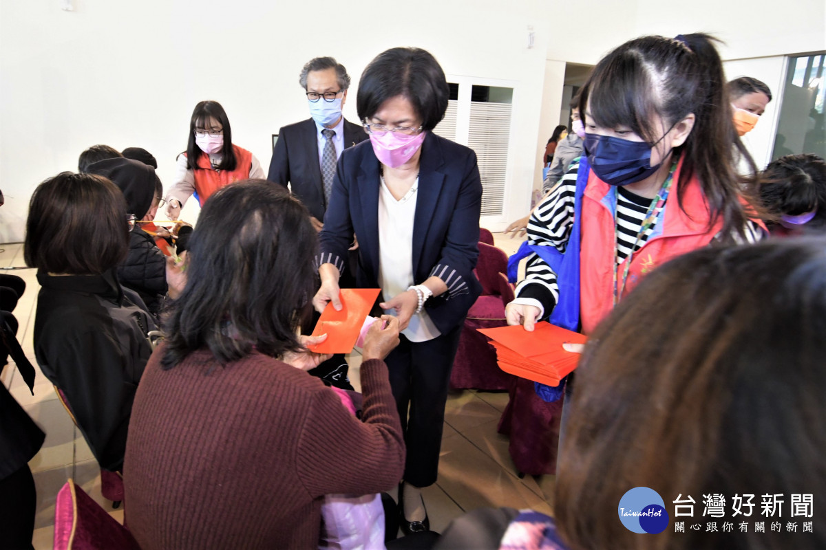 縣長王惠美發放關懷金。圖/記者鄧富珍攝