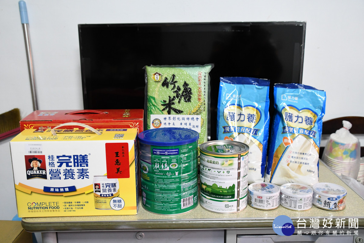 贈送奶奶物資。圖/彰化縣政府提供