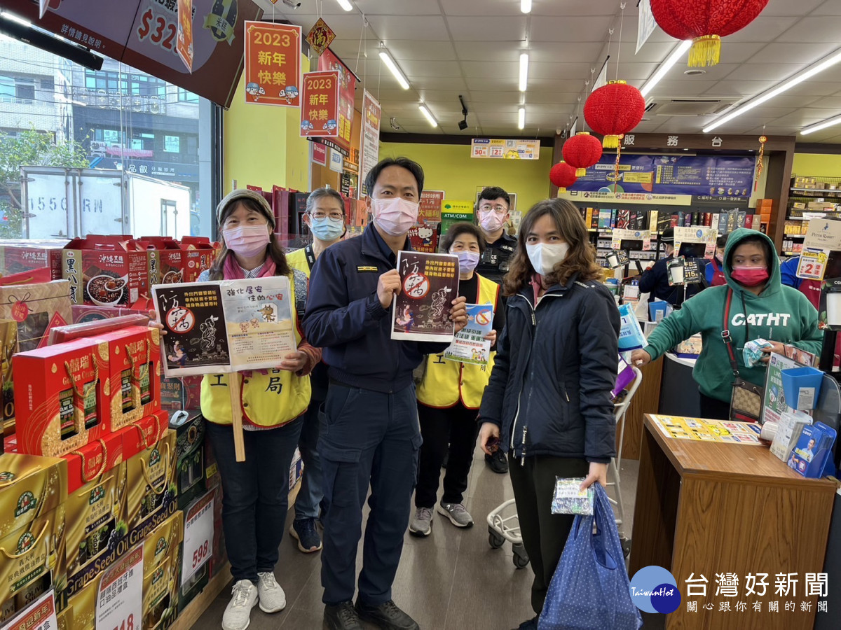 楊梅分局前往轄內超市、各大賣場進行預防犯罪宣導,傳遞各項預防犯罪相關資訊。