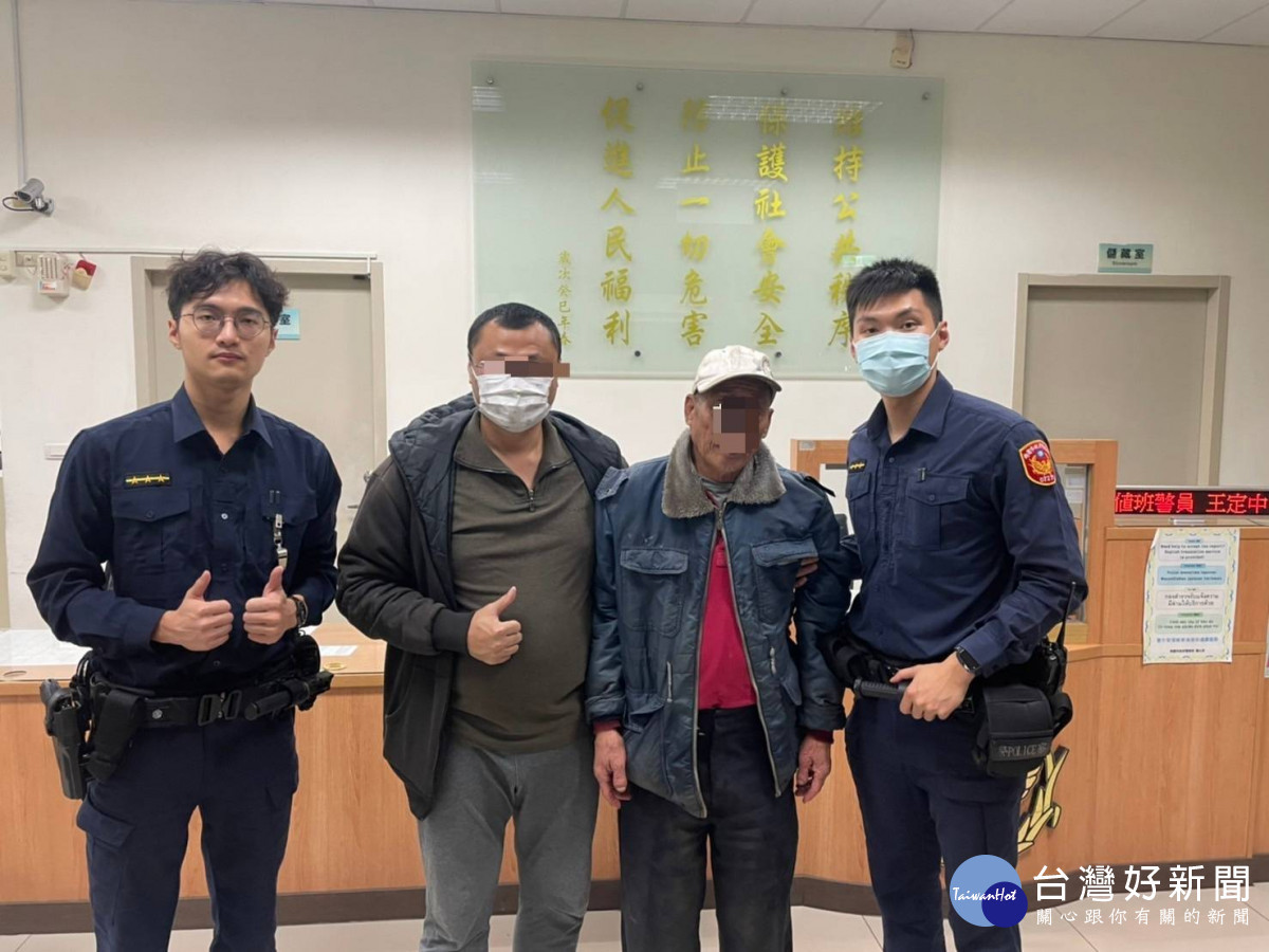 老翁倒路旁,員警協助返家。<br /><br /> <br /><br />