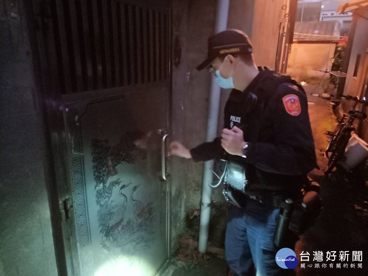 獨居老翁中風倒臥屋內呼救,龜山警急智取得屋內鑰匙開門救出。<br /><br /> <br /><br />