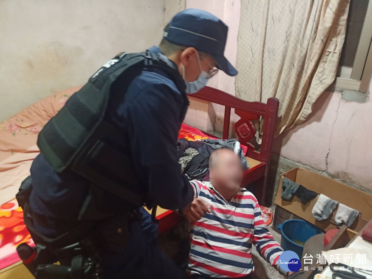 獨居老翁中風倒臥屋內呼救,龜山警急智取得屋內鑰匙開門救出。<br /><br /> <br /><br />