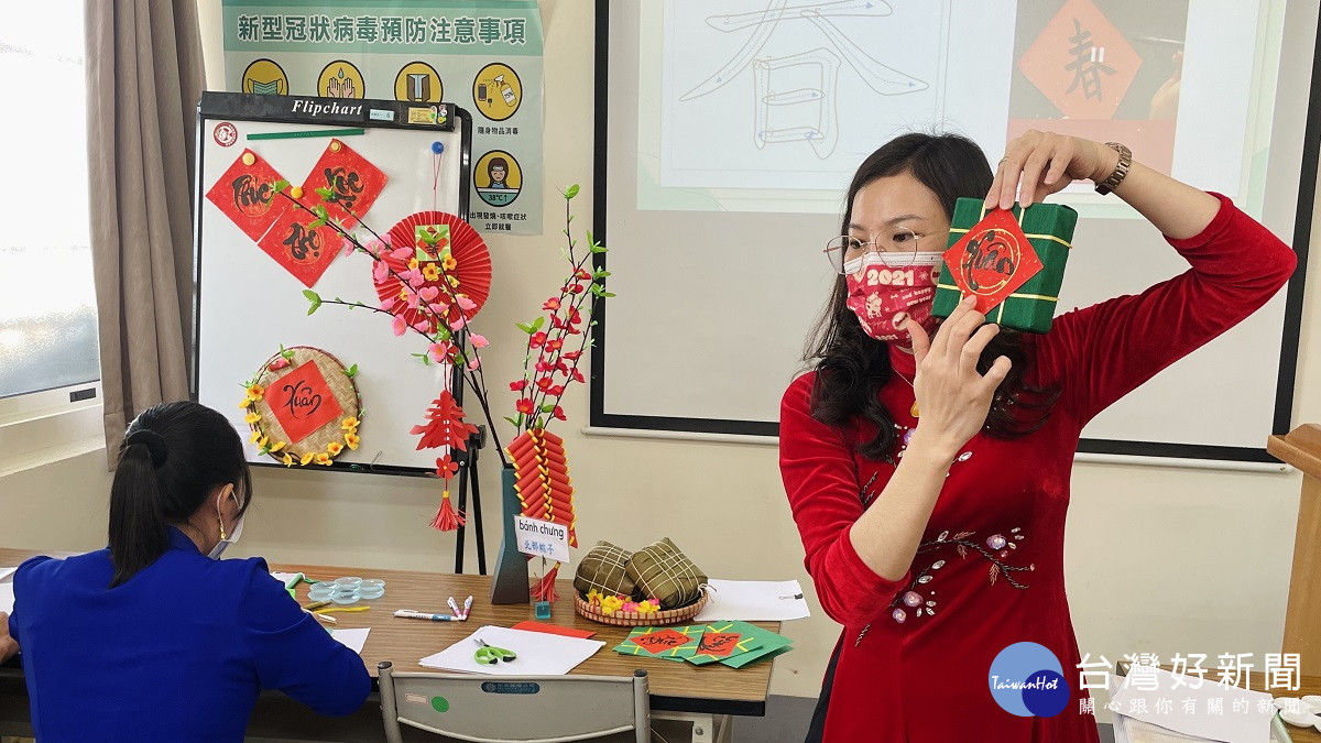 移民署邀新住民包粽子寫春聯 「貓」兔迎春感受年節氛圍