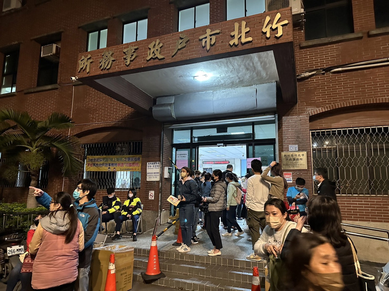 竹北市戶政事務所12日湧入1200人搶辦戶籍遷入。竹北市公所提供