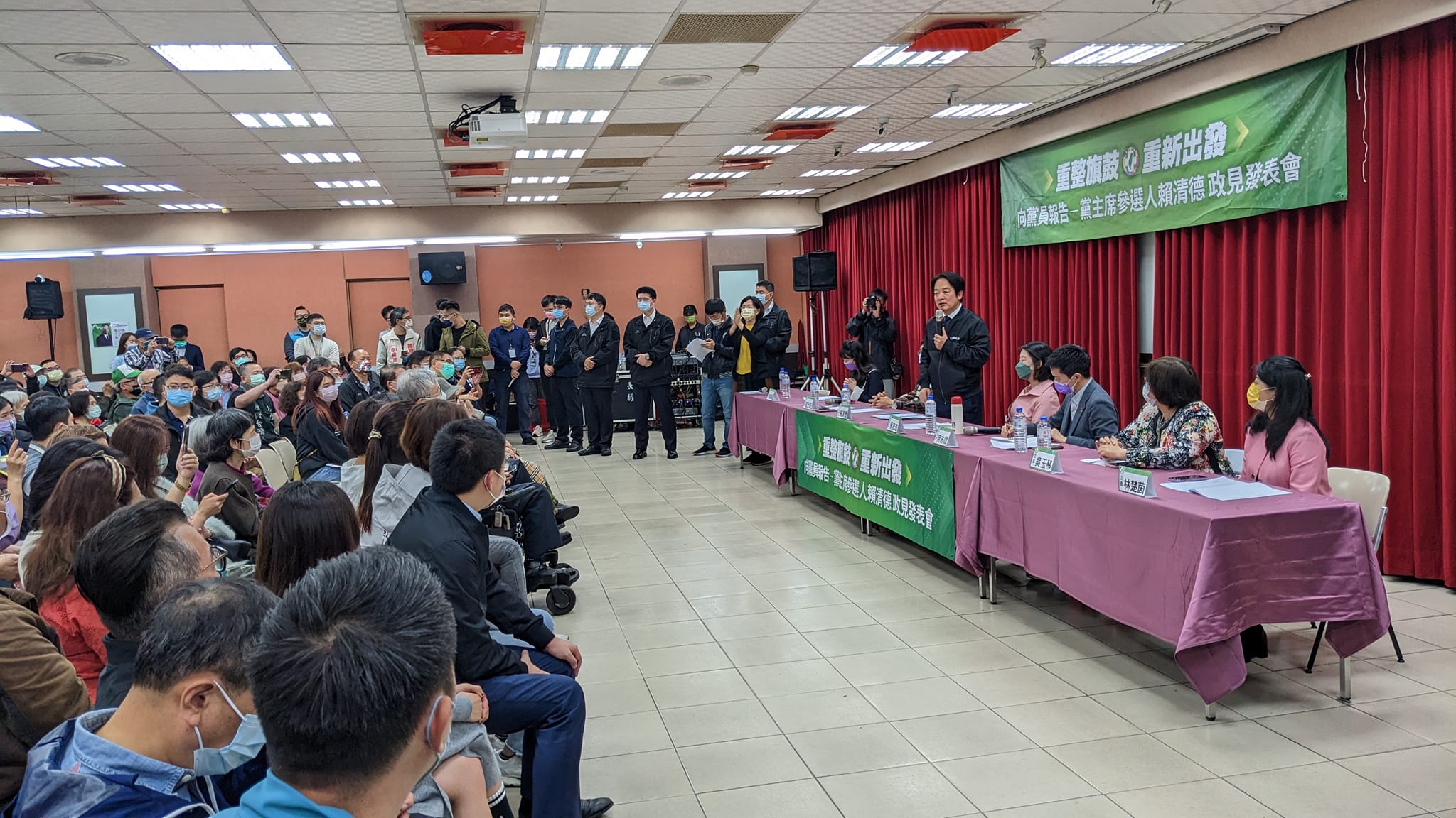 參選民進黨主席的副總統賴清德12日在台北市舉辦「向黨員報告政見發表會」,現場砲聲隆隆。翻攝林楚茵臉書