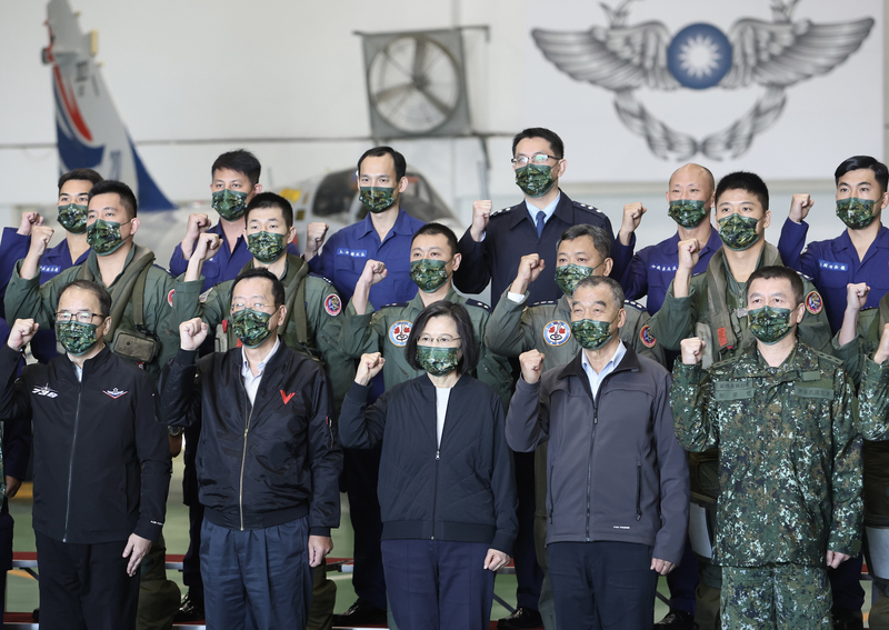 總統蔡英文13日上午前往新竹空軍基地勗勉北部地區部隊，並與部隊官兵合影留念。中央社