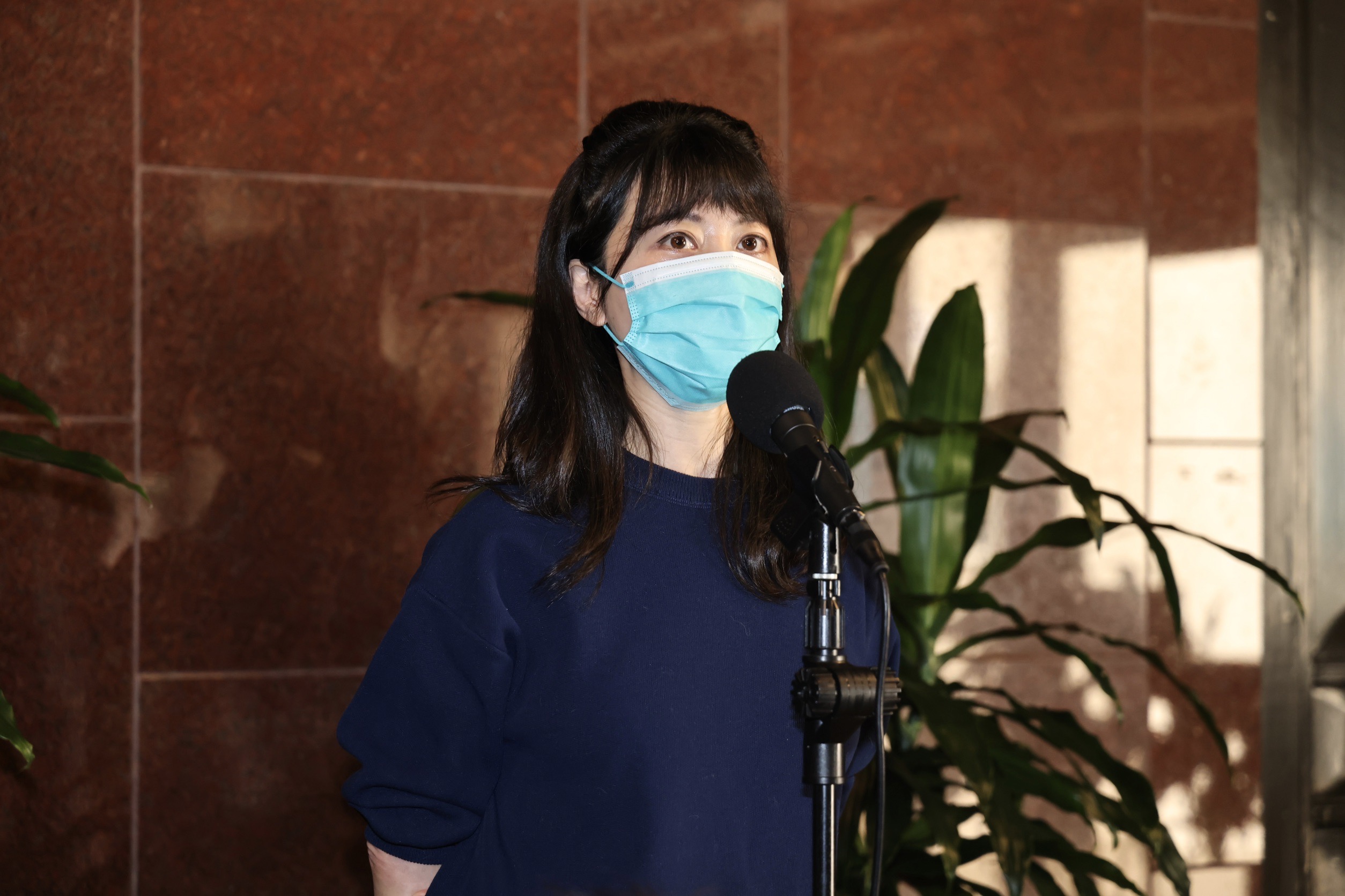 高嘉瑜12日出席「向黨員報告」座談會遭嗆,她13日受訪時眼框泛淚。林啟弘攝