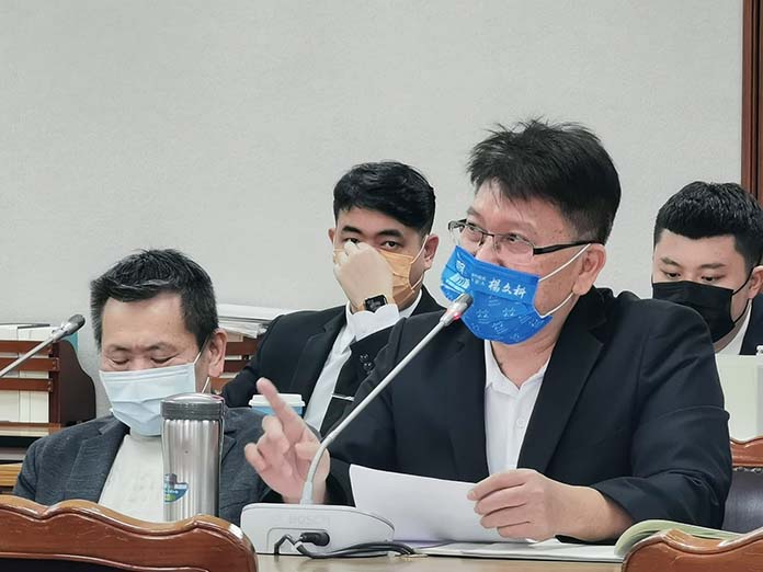 立委林思銘(右)在立院黨團協商通過放寬公務人員為養育3歲以下子女轉調限制。圖/林思銘臉書