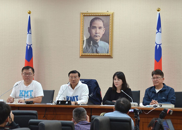 國民黨立委林思銘(右)對歌功頌德的法律名稱大有意見,呼籲民進黨停止秀下限,好好的把超徵稅款還給全民。圖/林思銘辦公室提供