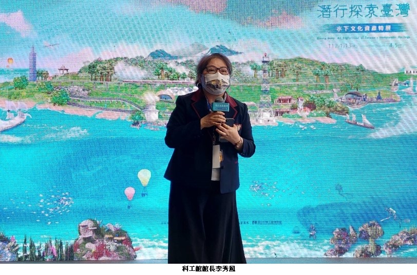 可能是 1 人、站立和文字的圖像