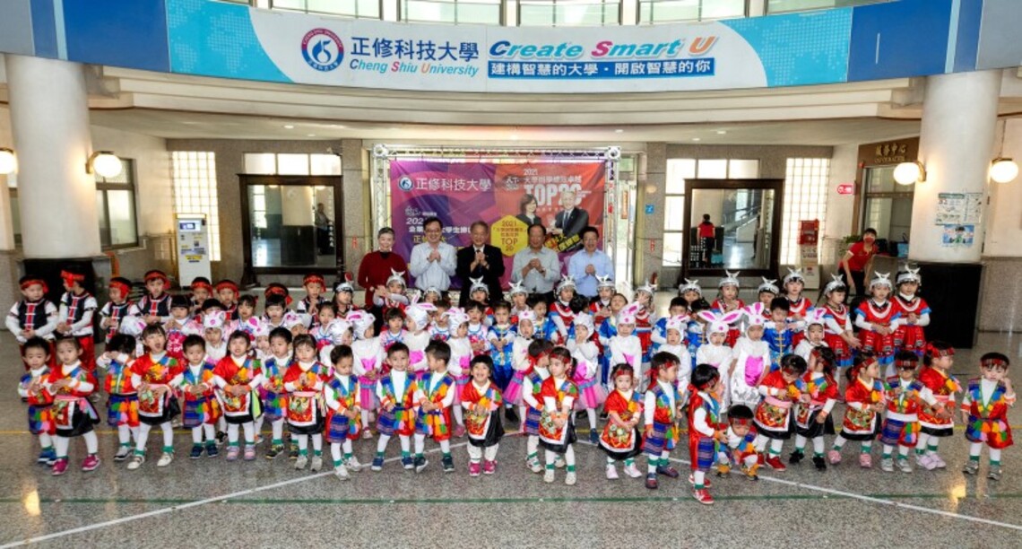 正修附幼小朋友金兔祝福大團拜 龔瑞璋校長發紅包小萌寶樂開懷