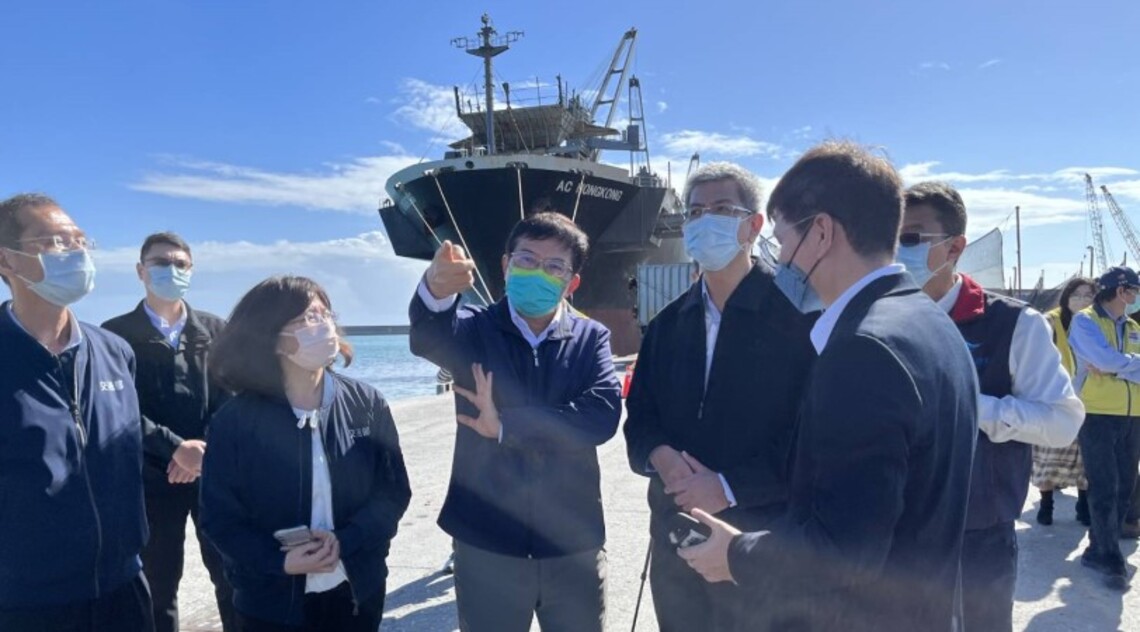航港局因應蘇花公路坍方 調配備援船舶 今日上午完成花蓮往蘇澳疏運乘客331人及車輛169輛