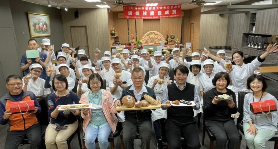 中華醫大烘焙技能養成班結訓暖心送愛　義賣伴手禮捐作弱勢學生助學金