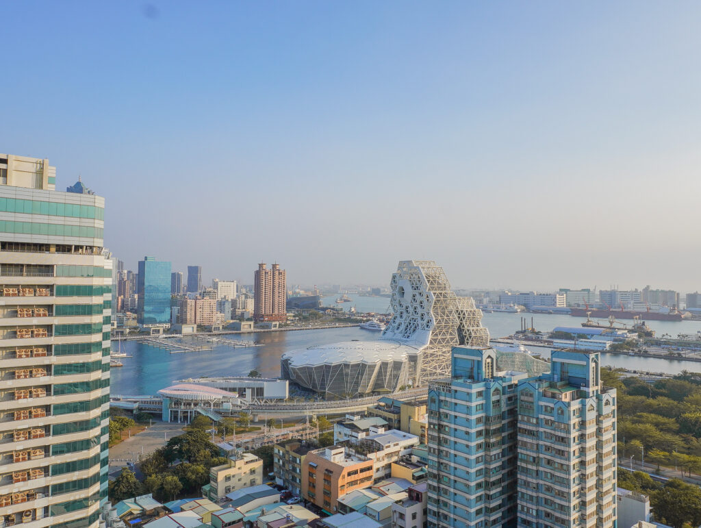 福容高雄店_房間內能一覽高流建築群及高雄港船隻.
