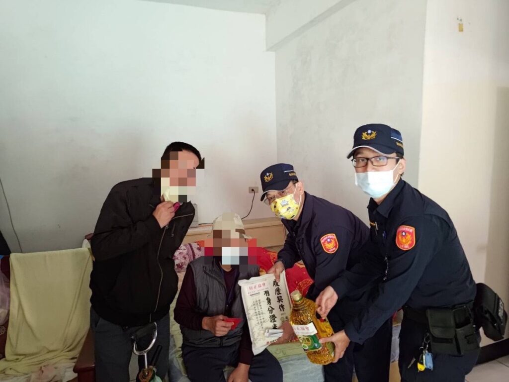 樹林警分局結合義警民防及慈善團體「紡正協會」,歲末寒冬送暖,一起關懷樹林地區獨居長者及弱勢民眾