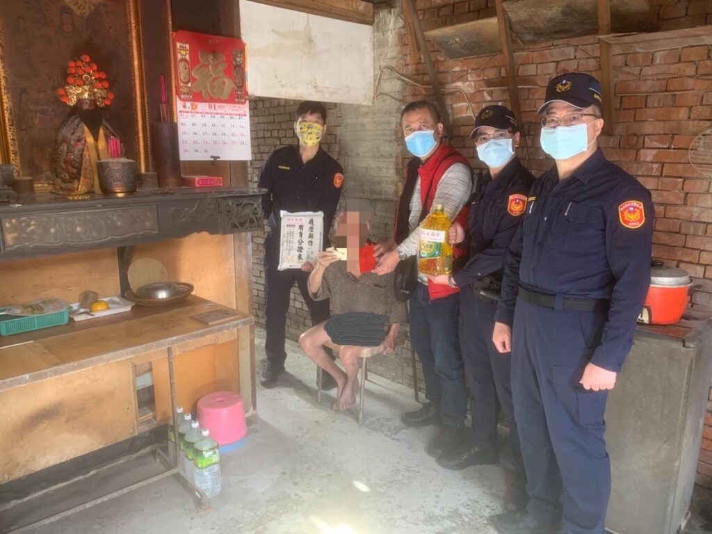 樹林警分局結合義警民防及慈善團體「紡正協會」,歲末寒冬送暖,一起關懷樹林地區獨居長者及弱勢民眾