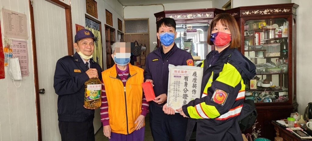 樹林警分局結合義警民防及慈善團體「紡正協會」,歲末寒冬送暖,一起關懷樹林地區獨居長者及弱勢民眾