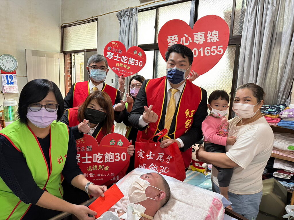 永慶台南區經管會呂啟綸會長帶領陳冠佑、林宏副會長等6位幹部親自擔任「送禮到家」紅包大使