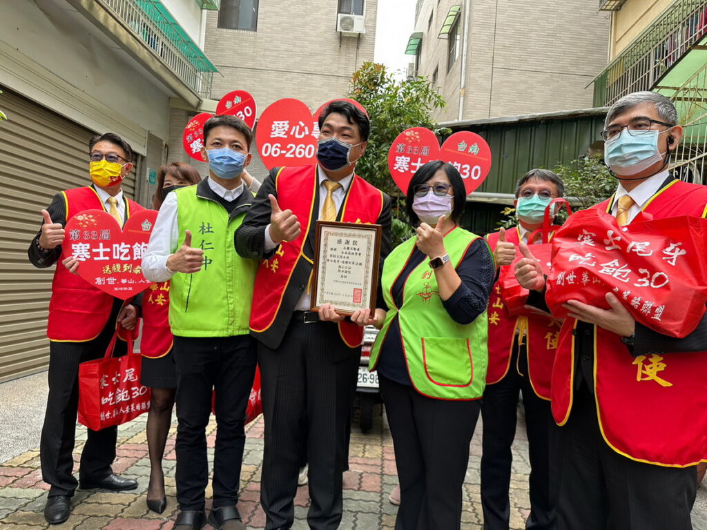 永慶台南區經管會呂啟綸會長帶領陳冠佑、林宏副會長等6位幹部親自擔任「送禮到家」紅包大使