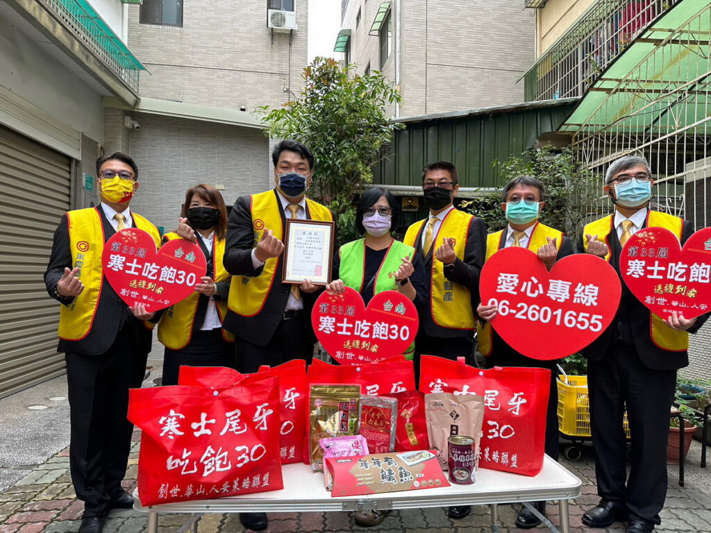 永慶台南區經管會呂啟綸會長帶領陳冠佑、林宏副會長等6位幹部親自擔任「送禮到家」紅包大使