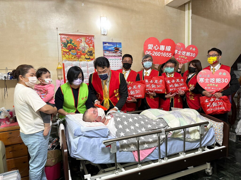 永慶台南區經管會呂啟綸會長帶領陳冠佑、林宏副會長等6位幹部親自擔任「送禮到家」紅包大使
