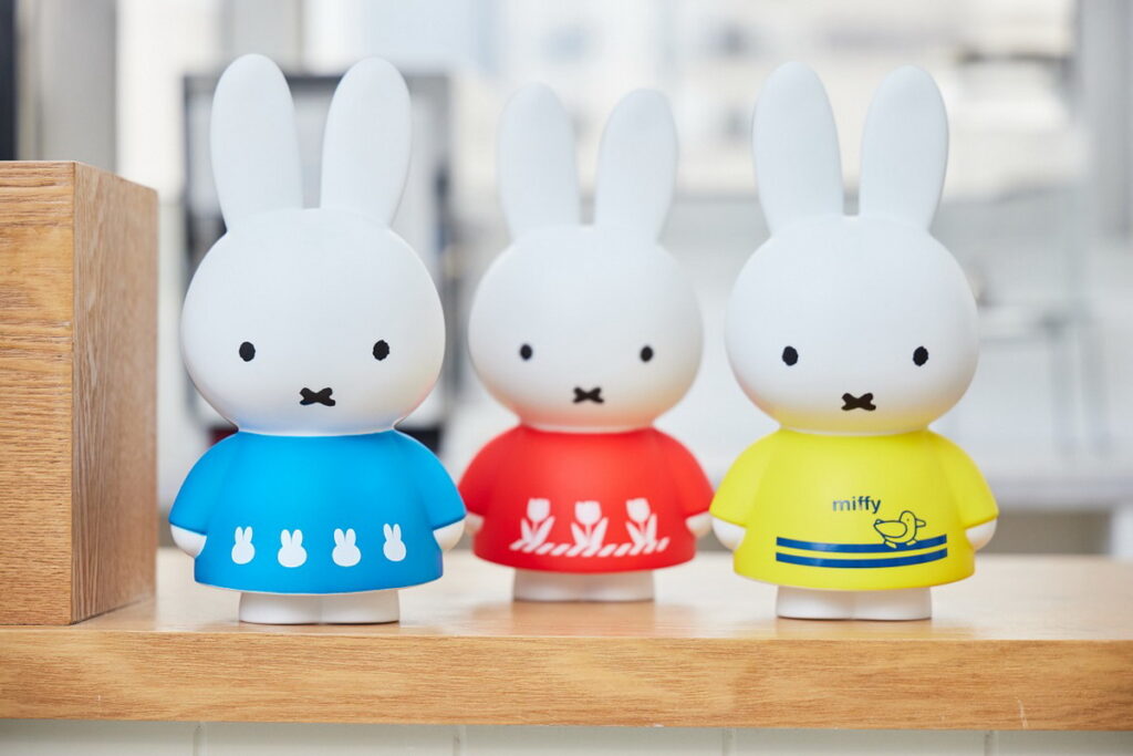 「Miffy漫遊歐洲精品快閃購集點送」辦公系列首推「立體大公仔存錢筒」,25cm立體經典造型,是存錢筒也可當擺設