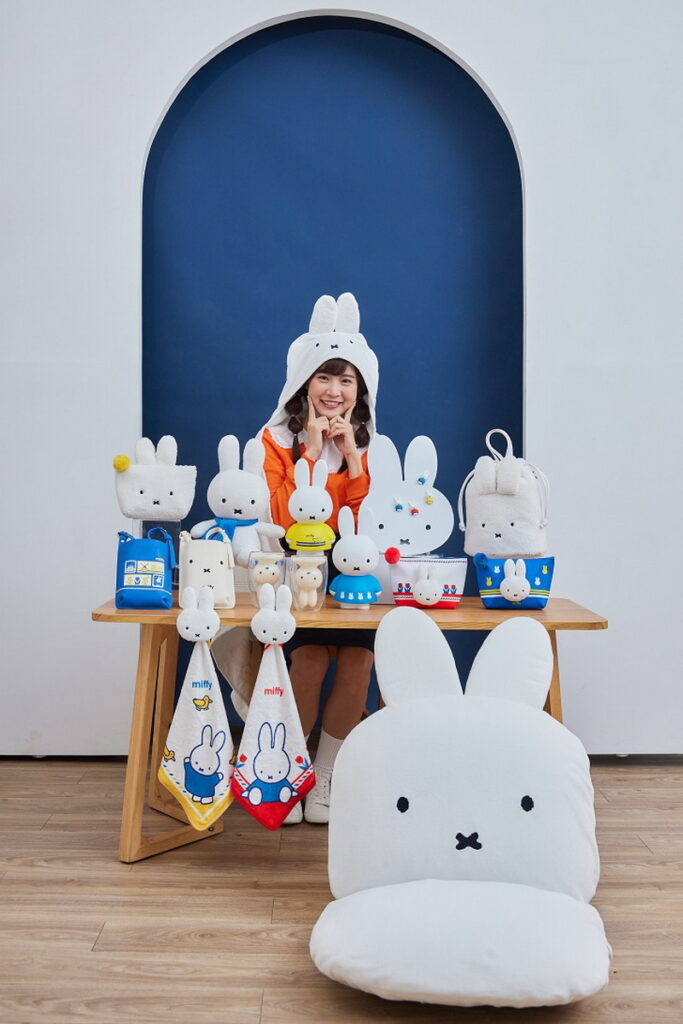 7-ELEVEN全店推「Miffy漫遊歐洲精品快閃購集點送」,以Miffy兔經典的可愛外表、治癒畫風陪大家迎新年