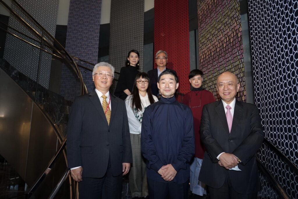 高美館、日本minä perhonen攜手台新藝術基金會推出《美好生活設計者—つづく經典串連》展覽。前排左起為台新金控總經理林維俊、minä perhonen品牌創辦人皆川明、台新藝術基金會董事長鄭家鐘，次排左起為minä perhonen品牌CEO田中景子、台新藝術基金會執行長鄭雅麗，後排左起為高美館館長特助藍鈺樺、台新金控資深副總張南星。