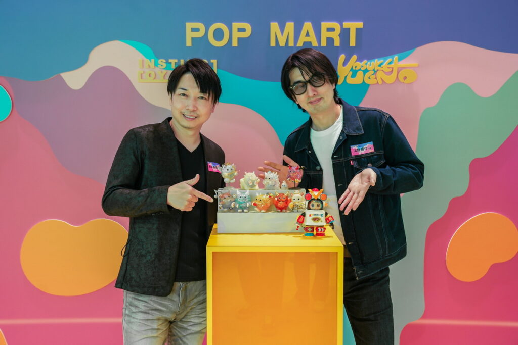 大久保博人(左)上野陽介(右)與POP MART泡泡瑪特聯名新品合影