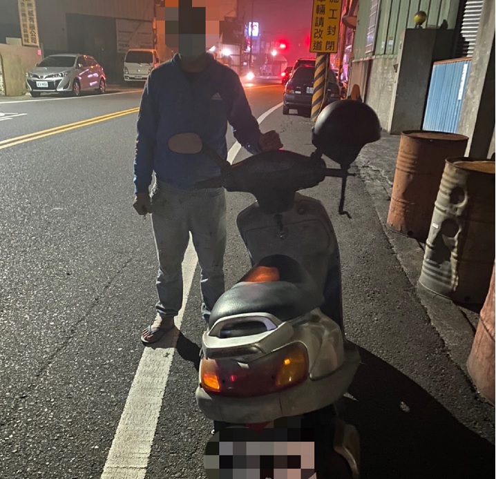 ▲ 柯民於返家途中機車沒油,巡邏員警發現後趨前關心 (圖/台中市警察局 提供)