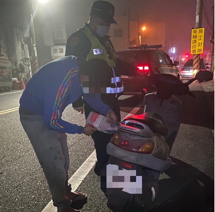 ▲ 員警以空瓶到加油站買來汽油,讓民眾添加至機車油桶內 (圖/台中市警察局 提供)