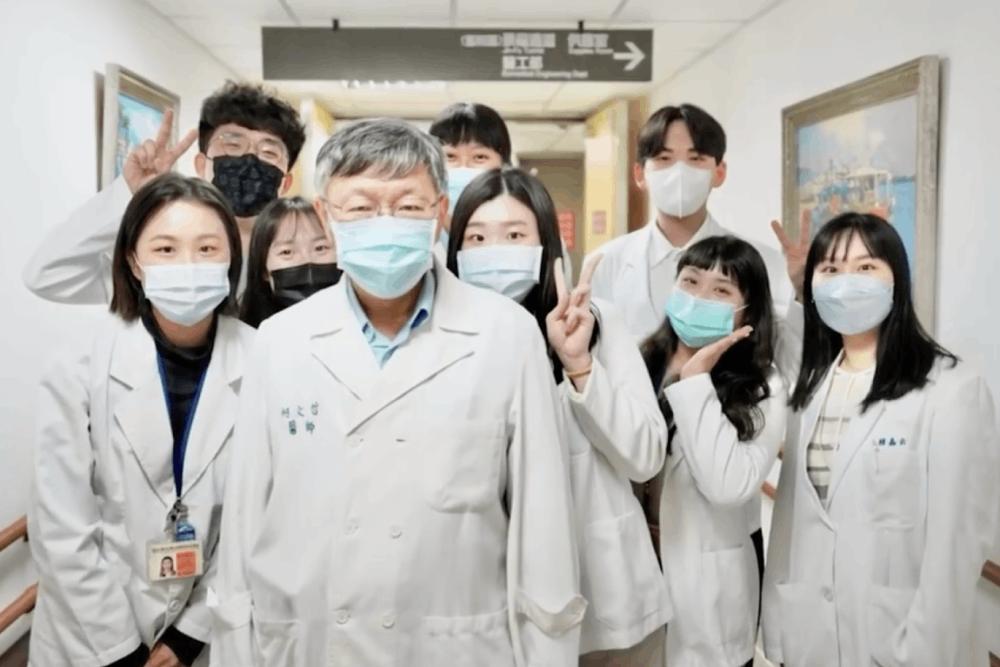 學弟妹找柯文哲合照