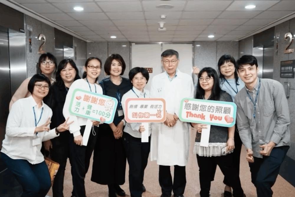 許多人與柯文哲合照