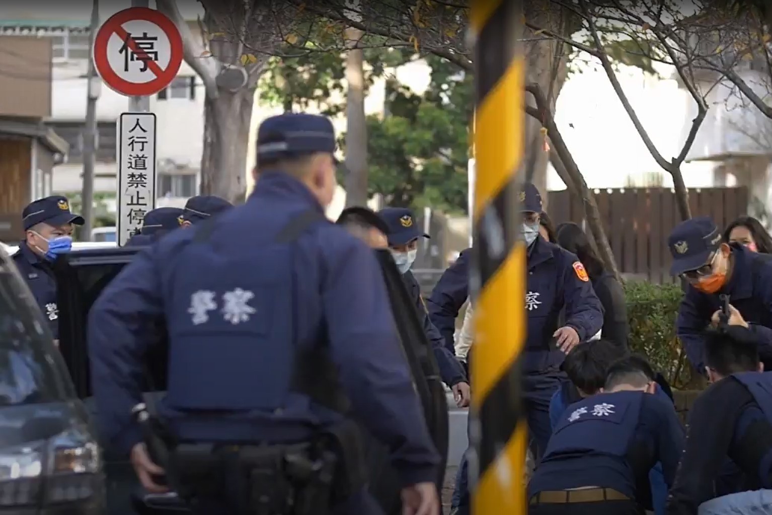 臺中市政府警察局第二分局在臺灣銀行北臺中分行進行防搶演練逼真,演練成果以微電影的方式呈現。(圖/記者謝榮浤翻攝)
