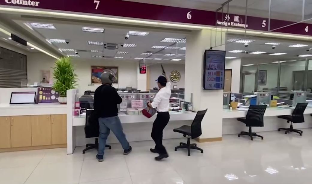 為防止宵小、有心人士覬覦,台灣銀行精密園區分行與春社派出所合作進行「防搶演練」場面逼真宛如電影。(圖/記者謝榮浤翻攝)