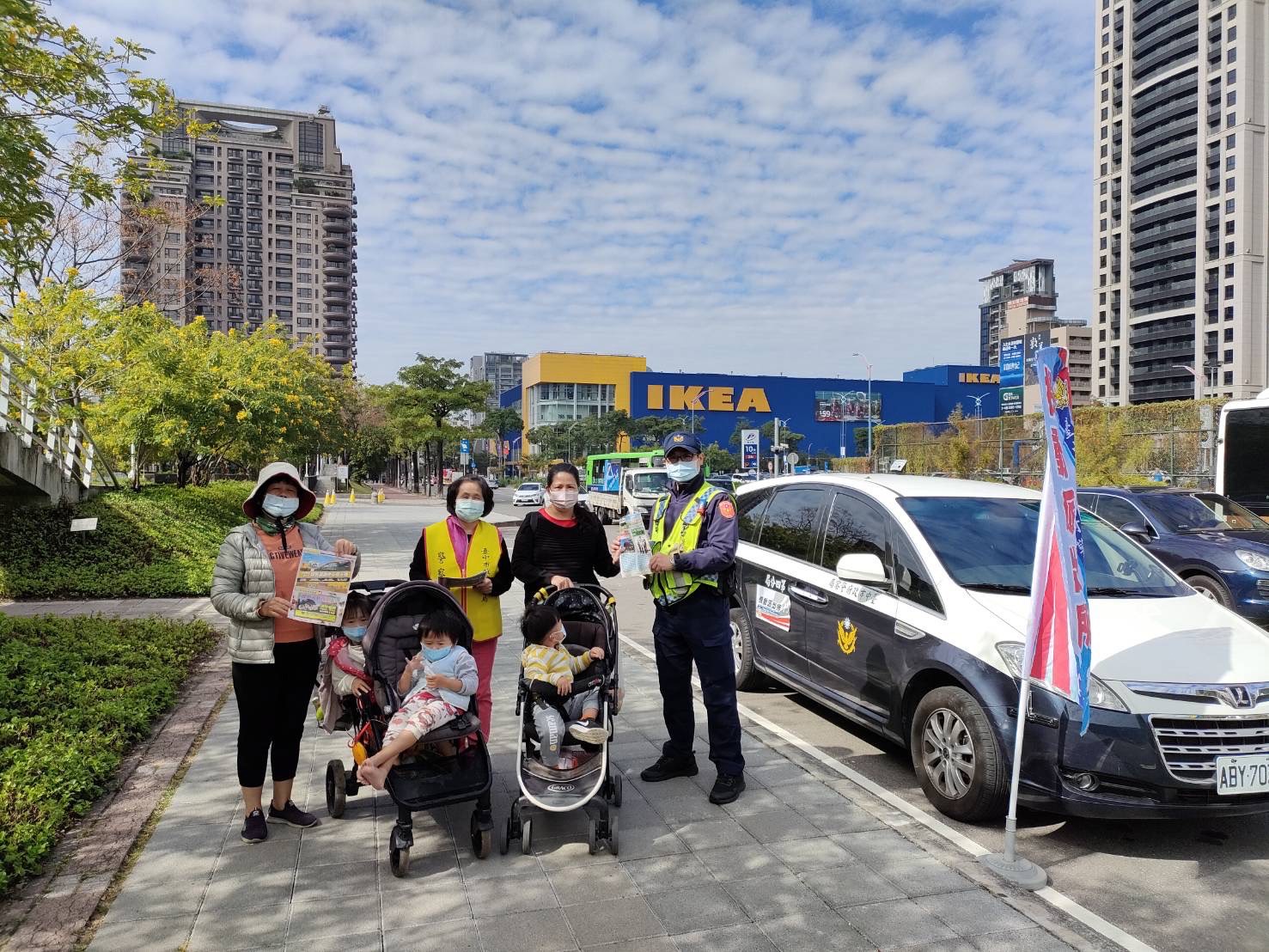 中市警為使市民安心過好年,提供即時服務,特別在台中市交通要道、治安要點、觀光地區以及人潮高度密集區域廣設機動派出所。(圖/記者謝榮浤翻攝)