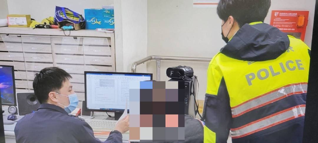 南崁所員警及時阻止民眾被詐300萬現金。(記者宋紹誠翻攝)